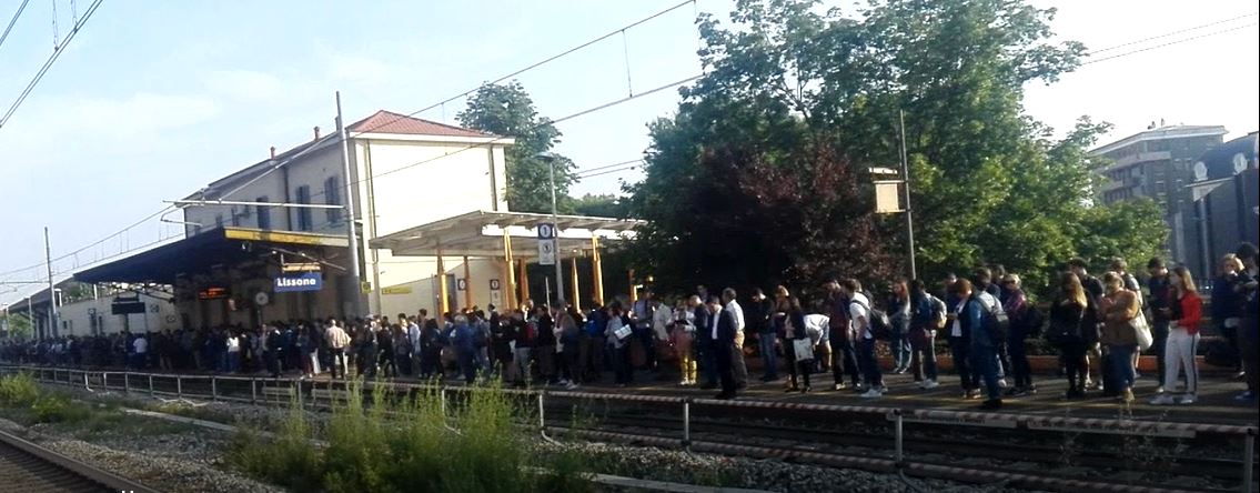 Vagoni come carri bestiame, pendolari sul piede di guerra