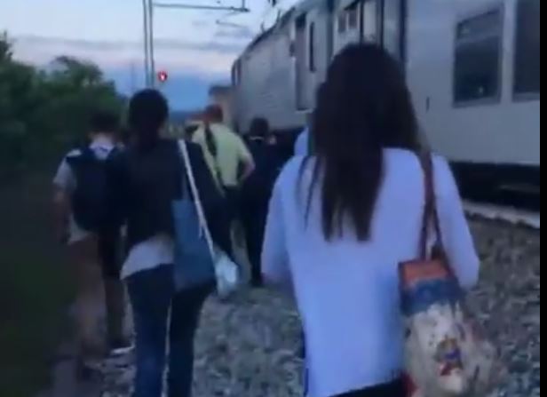 Treno fermo: incredibile ora Trenord se la prende con i passeggeri