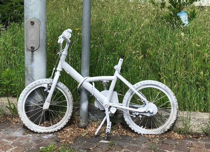 Vandalizzata la ghost bike in memoria di Matteo Trenti