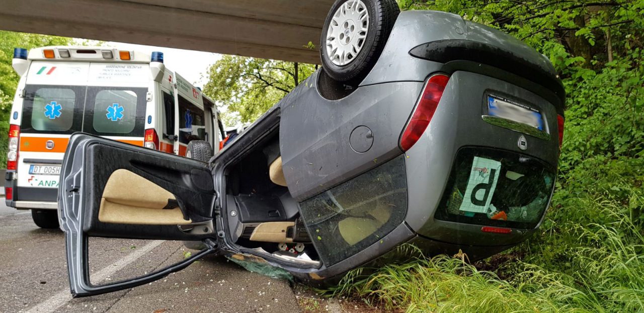 Auto ribaltata sulla Sp60 fra Villasanta e Concorezzo VIDEO
