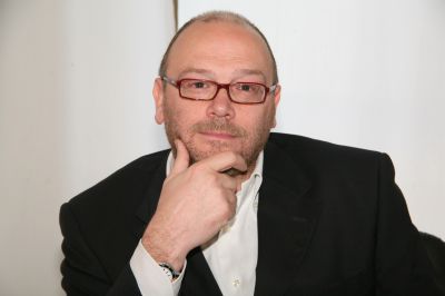 Una App per le farmacie e telecamere per i cimiteri