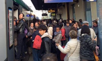 I pendolari lombardi gridano #AdessoBasta: protesta a Cadorna