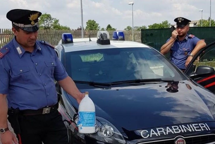 Candeggina dalla finestra: colpite due donne incinte