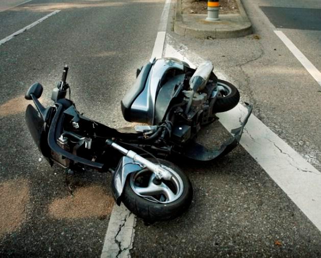 Vola dallo scooter, ragazza in ospedale