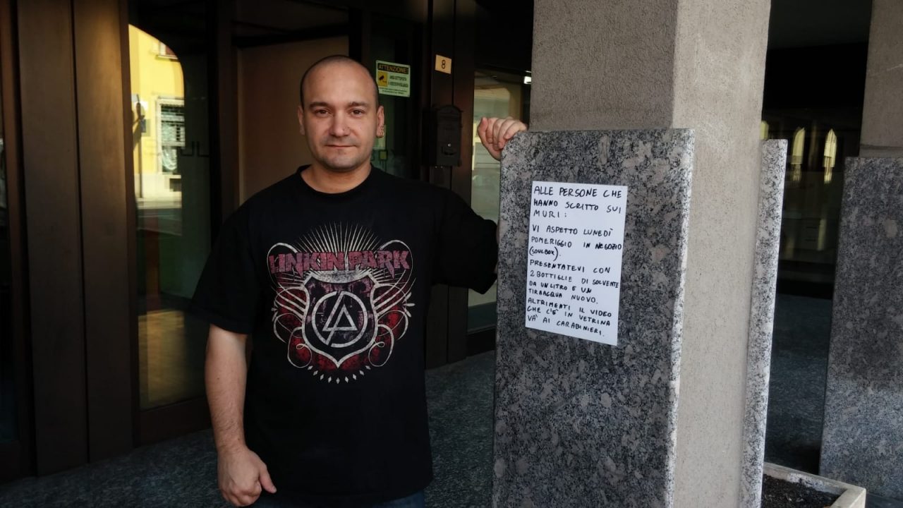 Negozio imbrattato dai teppisti: “Se non venite a pulire mando il video ai Carabinieri”… e qualcuno si presenta