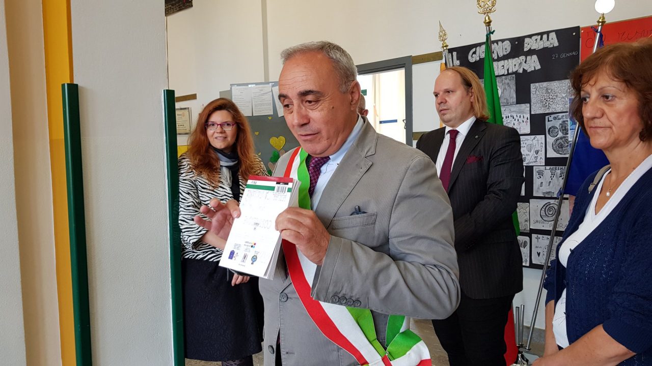 Aicurzio da Guinness, la Costituzione consegnata ai bimbi FOTO VIDEO