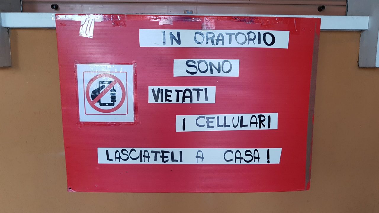 Cellulare vietato per i bambini del Grest estivo