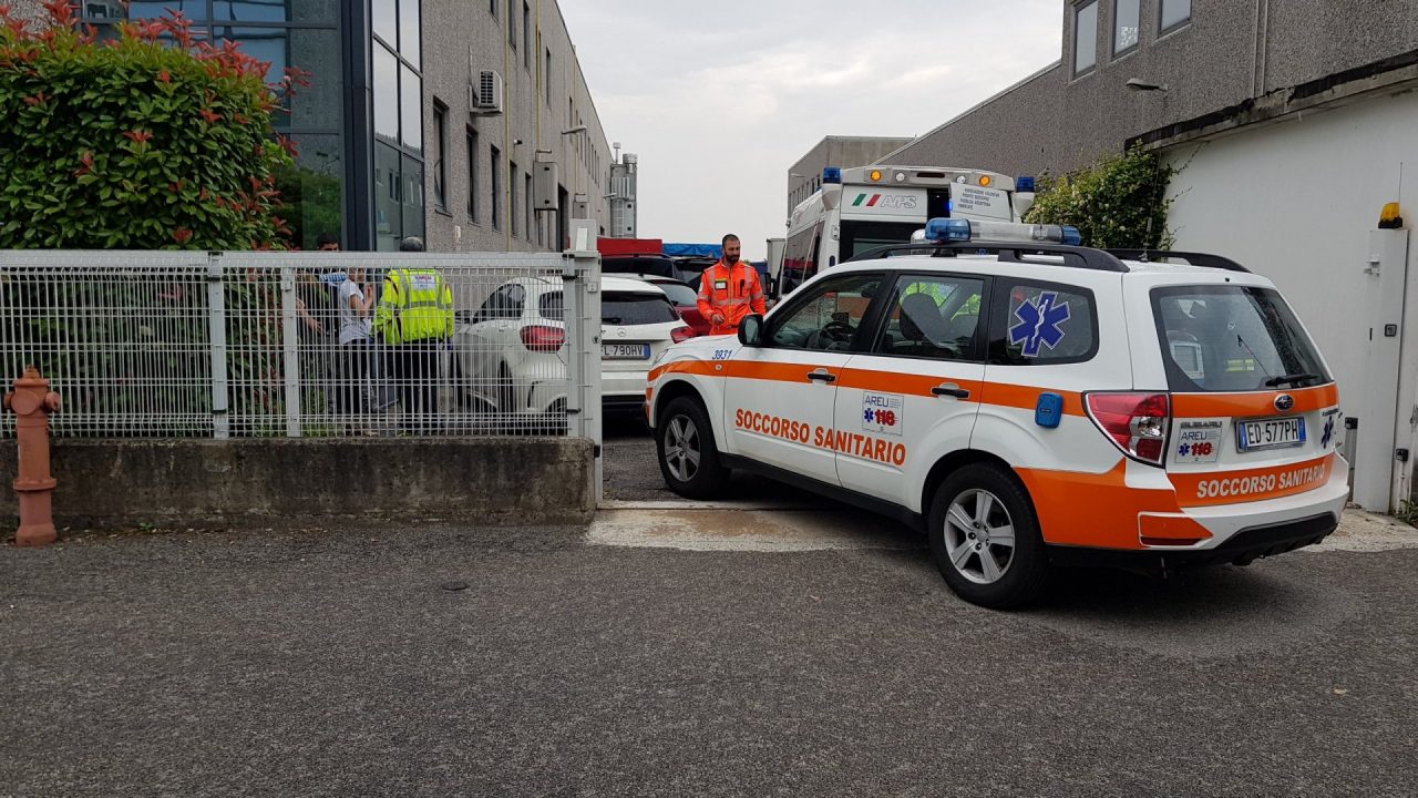 Ambulanza e auto medica in via Rossi ad Arcore