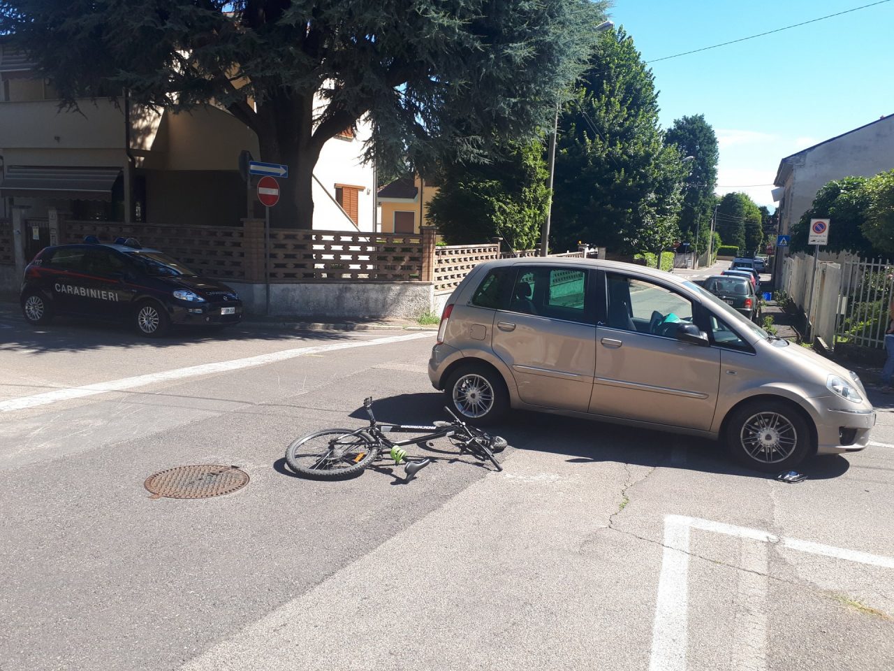 Investimento auto-bici a Barlassina: due giovani illesi