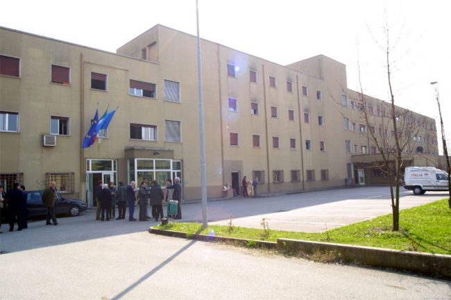 Cellulari e droga introdotti al carcere di Monza, sei misure cautelari