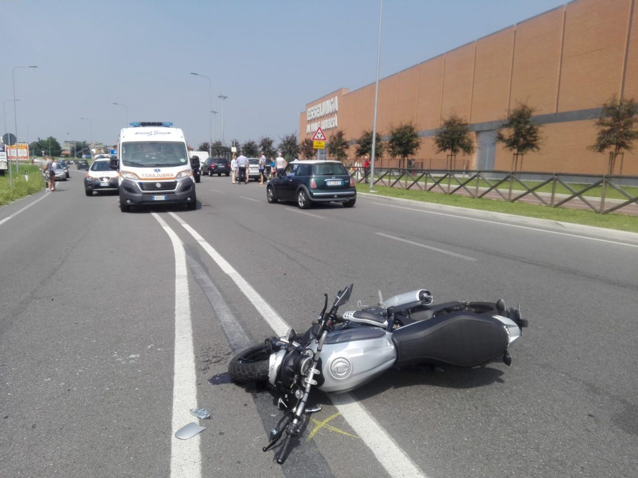 Violento schianto, grave un centauro 35enne