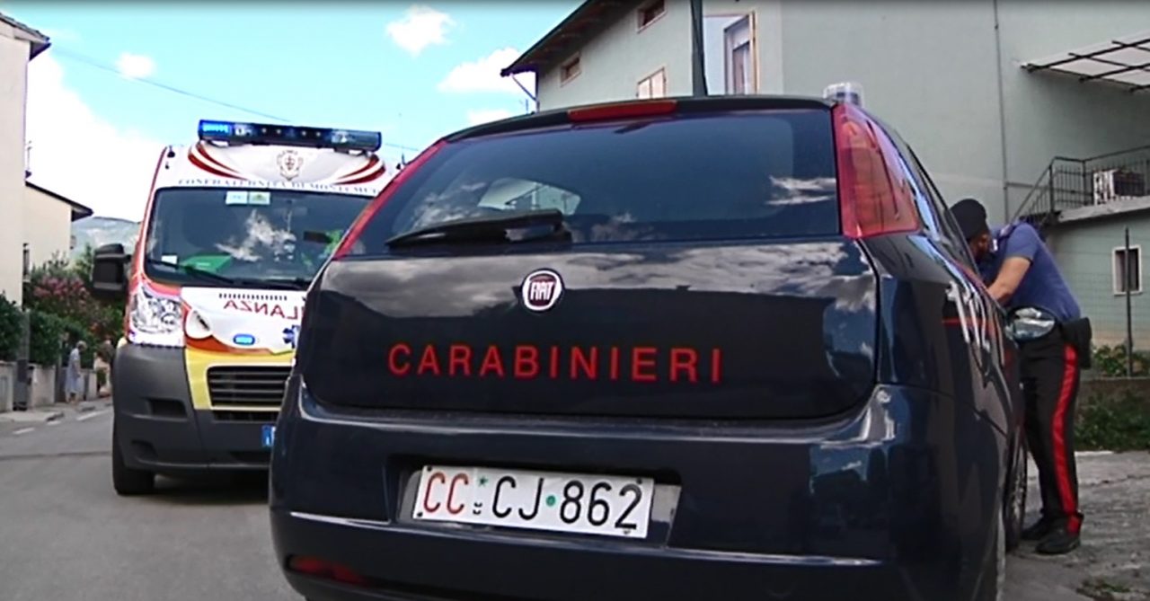 Si taglia con un coltello e muore dissanguata