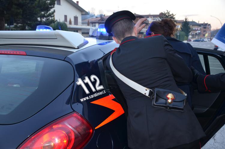 Maltratta moglie e figlie: 47enne finisce ai domiciliari