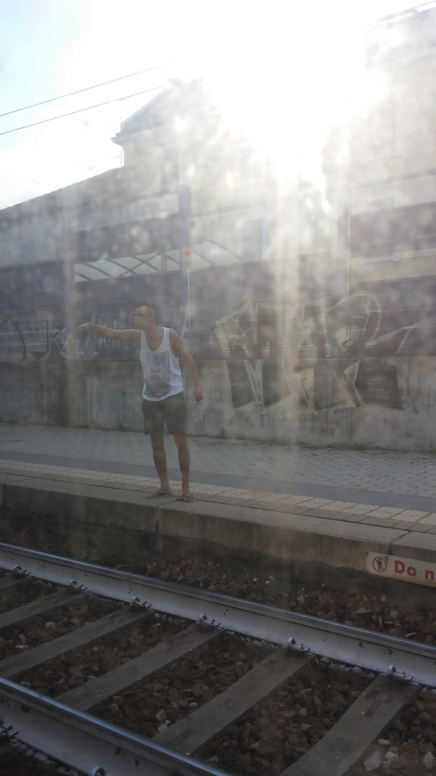 Carnate stazione nordafricani cacciati dal treno lanciano sassi contro finestrini