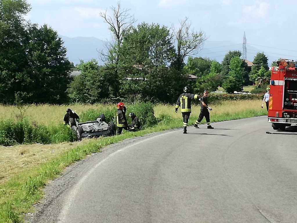 Auto finisce fuori strada e si ribalta a Besana. FOTO E VIDEO