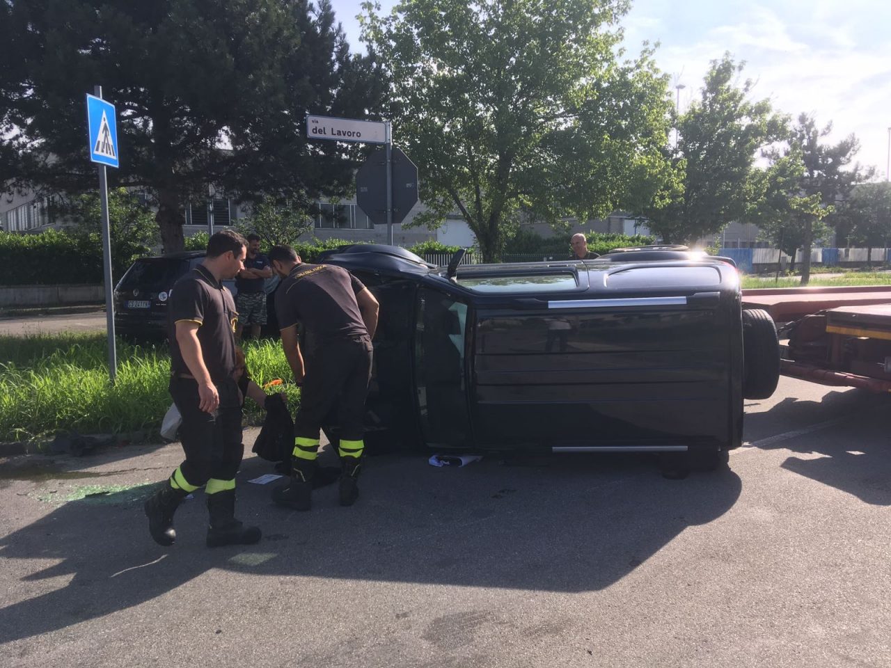 Ribaltamento senza gravi conseguenze in zona industriale