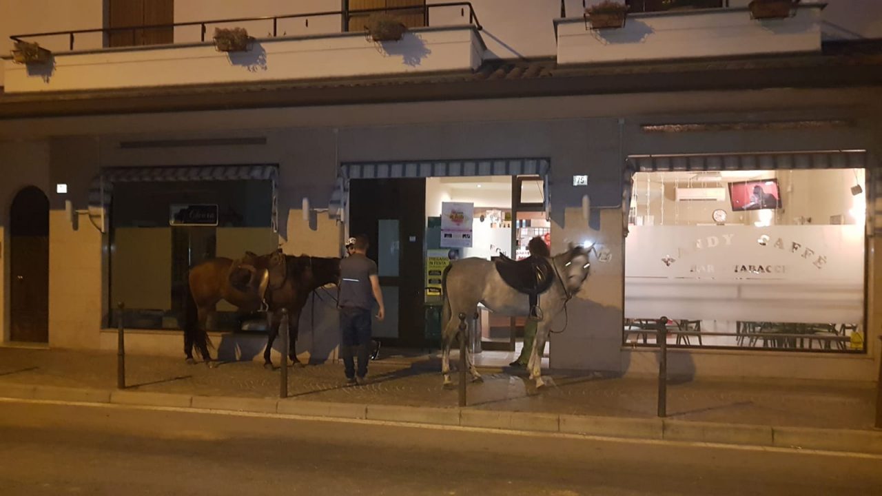 Vanno a bere il caffè a cavallo