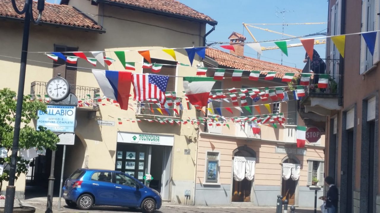 Bandiere italiane, russe e americane per l’arrivo di Paolo Nespoli