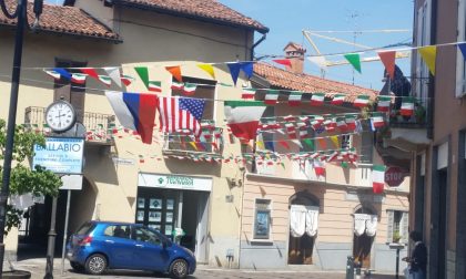 Bandiere italiane, russe e americane per l'arrivo di Paolo Nespoli