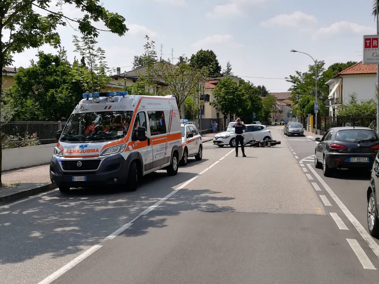 Scontro auto moto centauro ferito