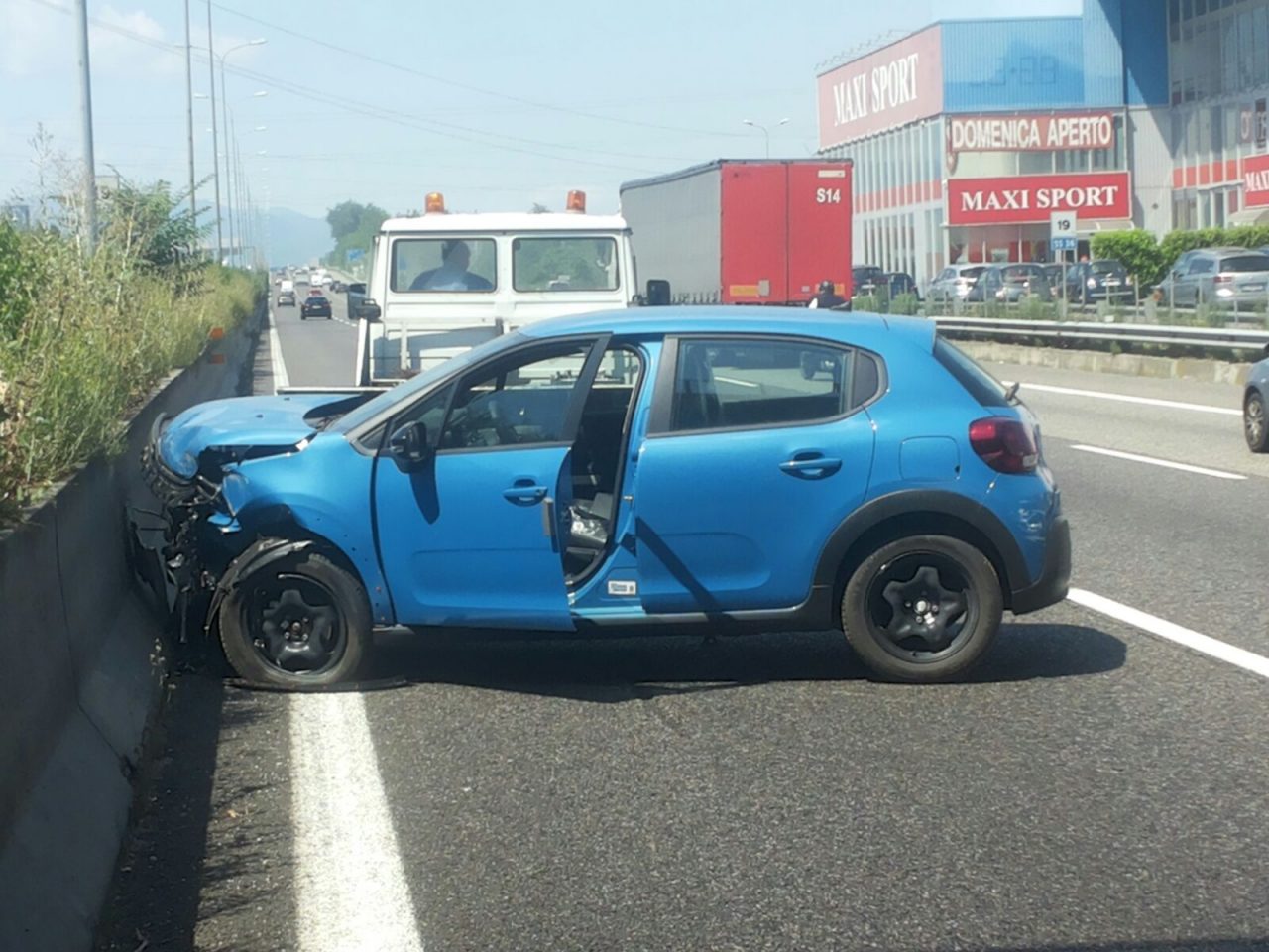 Tir perde un’auto e tampona una Porsche