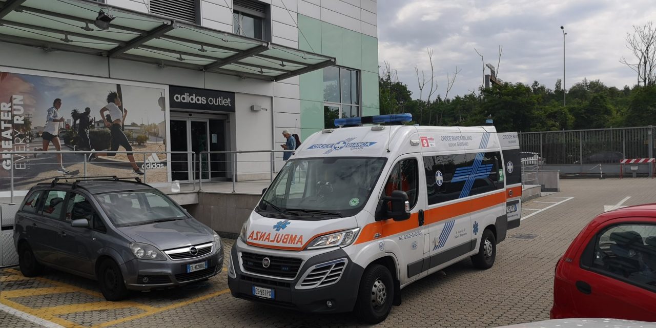 Malore allo store di Adidas, arriva l’ambulanza