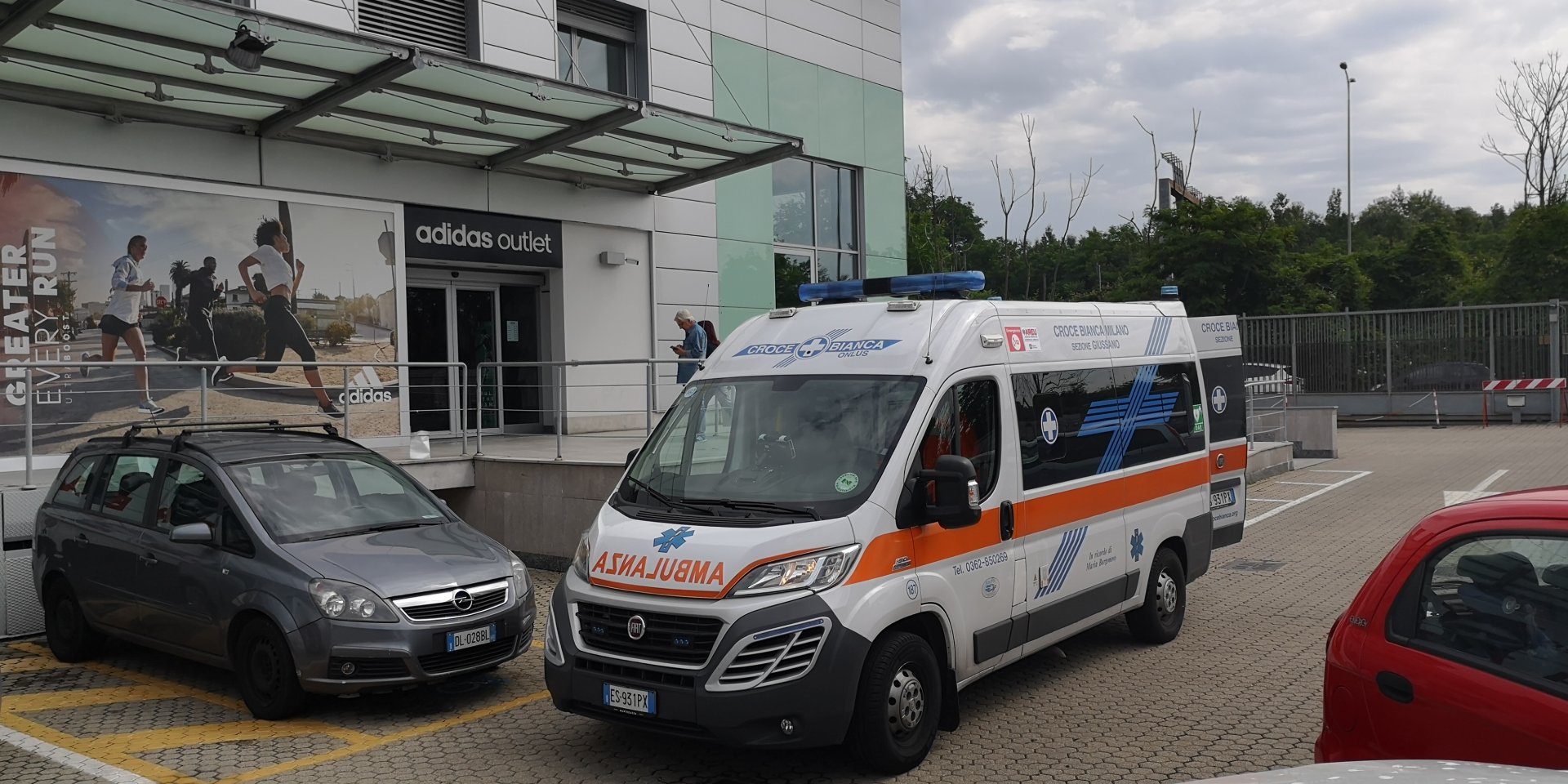 Malore allo store di Adidas, arriva l'ambulanza - Prima Monza