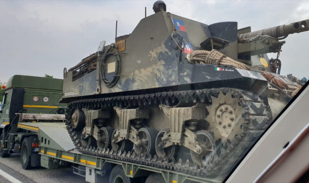 Un carro armato in Valassina, curiosità tra gli automobilisti