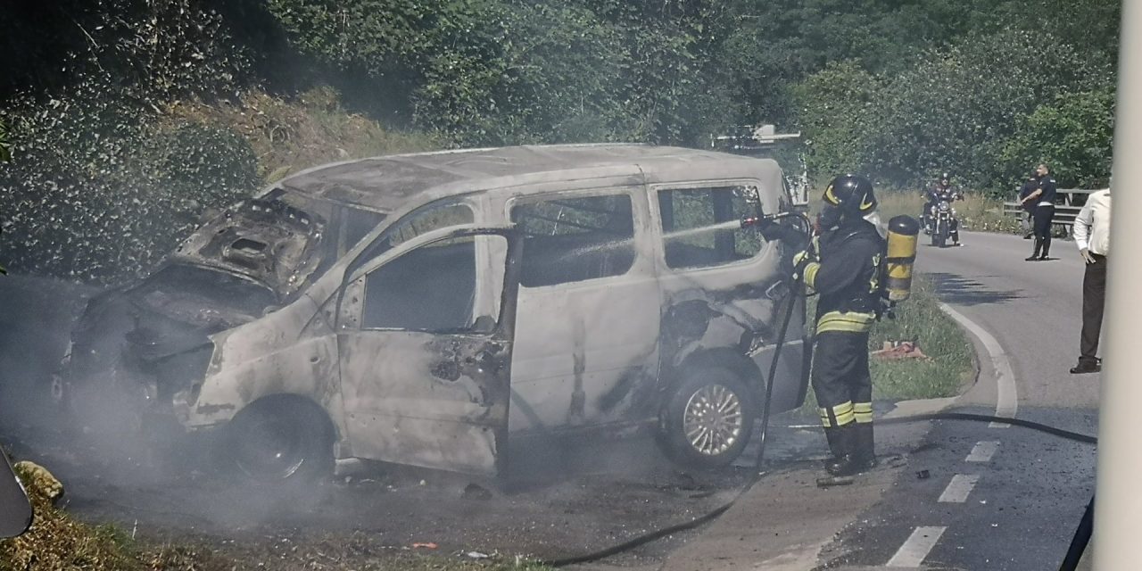 Furgone in fiamme sulla Novedratese, traffico in tilt a Giussano