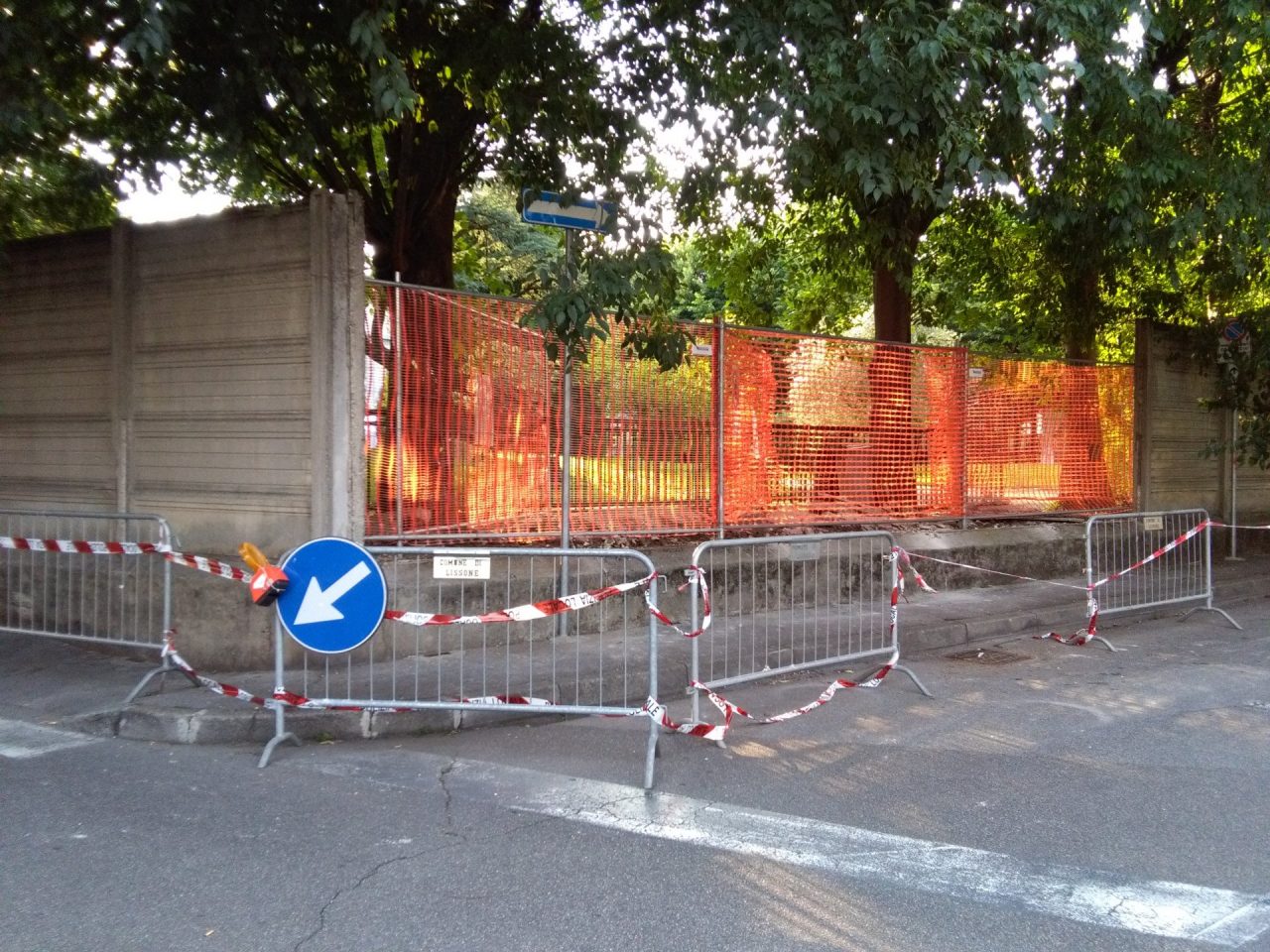 Gli alberi “abbattono” il muro dell’oratorio femminile