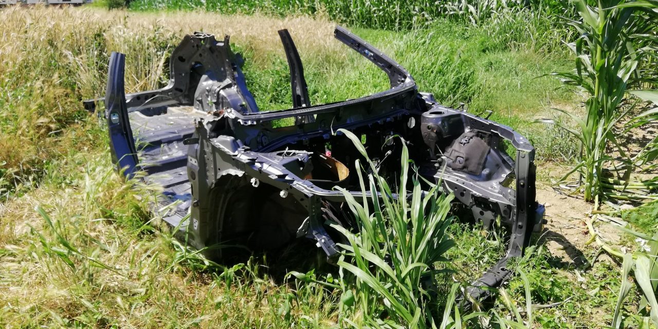 Auto cannibalizzata abbandonata in campagna