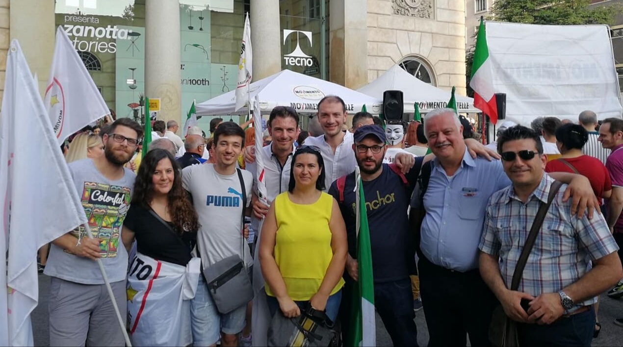 I consiglieri 5 stelle di Limbiate donano alla città un defibrillatore