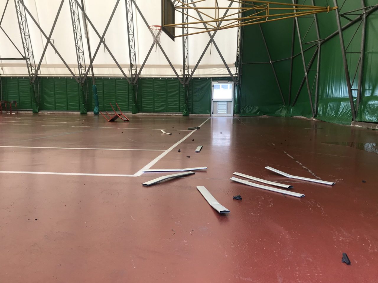Furti, vandalismi e bivacchi: notte di follia all’Omni