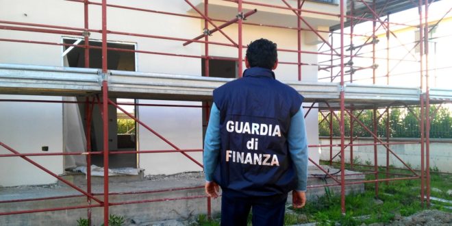 Commerciante denuncia i colleghi che lavorano in nero