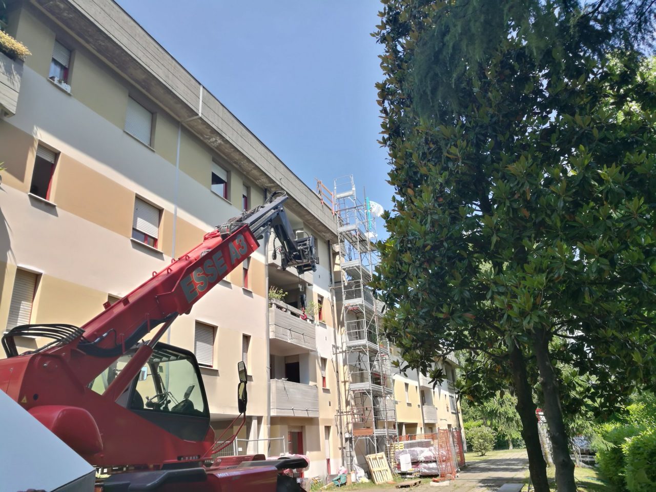 Via l’amianto dalle case comunali