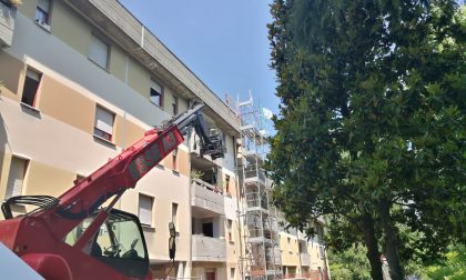 Via l'amianto dalle case comunali