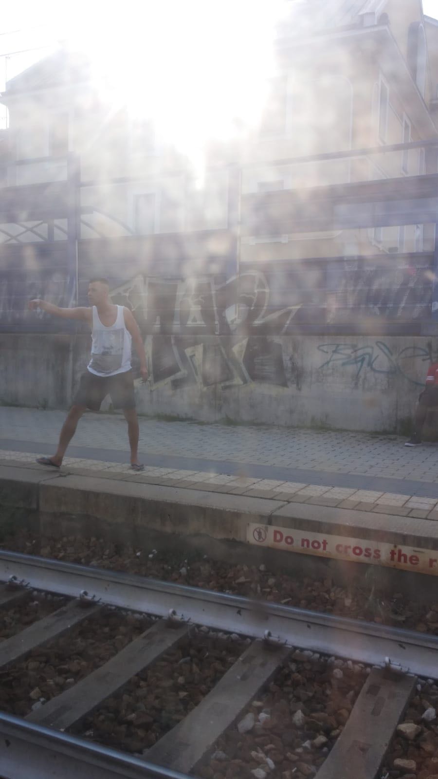 Carnate nordafricani cacciati dal treno lanciano sassi contro finestrini in stazione