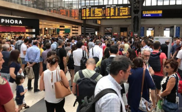 Ennesimo guasto, treni nel caos e pendolari furibondi