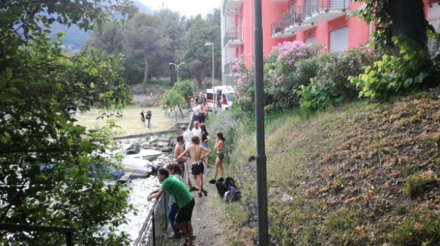 Giovane di Besana si tuffa nel lago ma si schianta su una canoa, salvato dagli amici FOTO E VIDEO