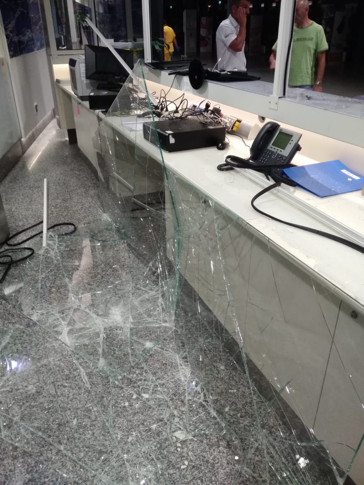 Vimercate ospedale punto informazioni vetrata distrutta da squilibrato
