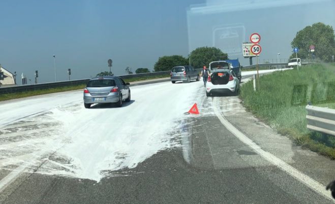 Carico di vernice perso sulla provinciale