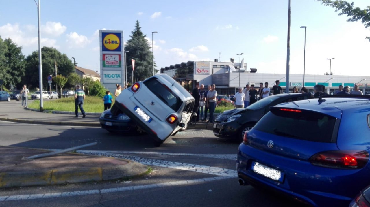 Incidente in via Diaz a Nova Milanese auto finisce sopra un’altra e resta in bilico