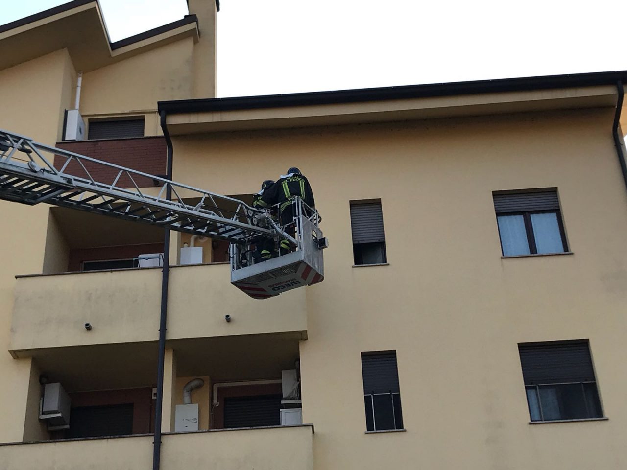 Anziana sola in casa non risponde e arrivano i pompieri