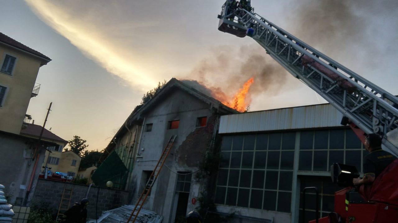Incendio alla Fossati Lamperti di Monza abbandonata