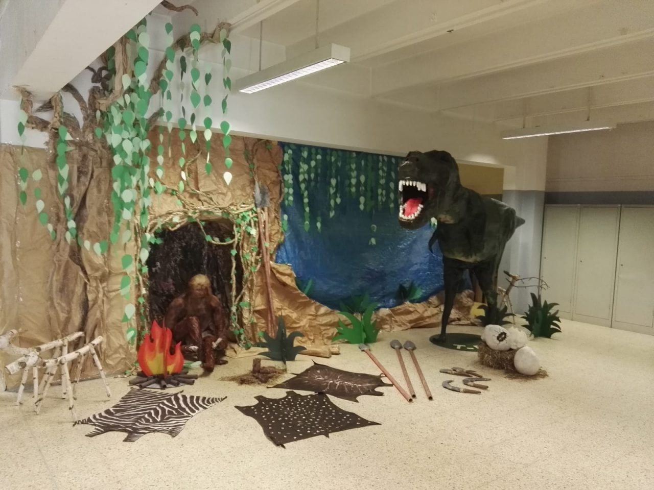Cosa ci fa un enorme dinosauro alla primaria Don Milani?