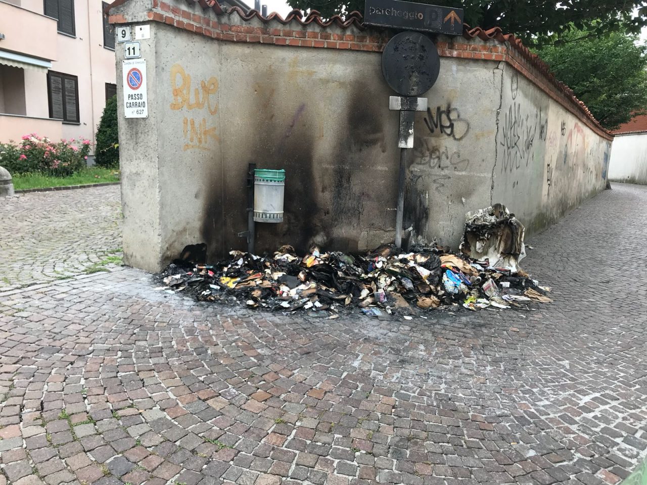 Rifiuti in fiamme in centro