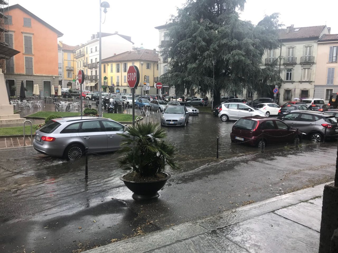 Violento temporale si abbatte su Monza: strade allagate FOTO E VIDEO