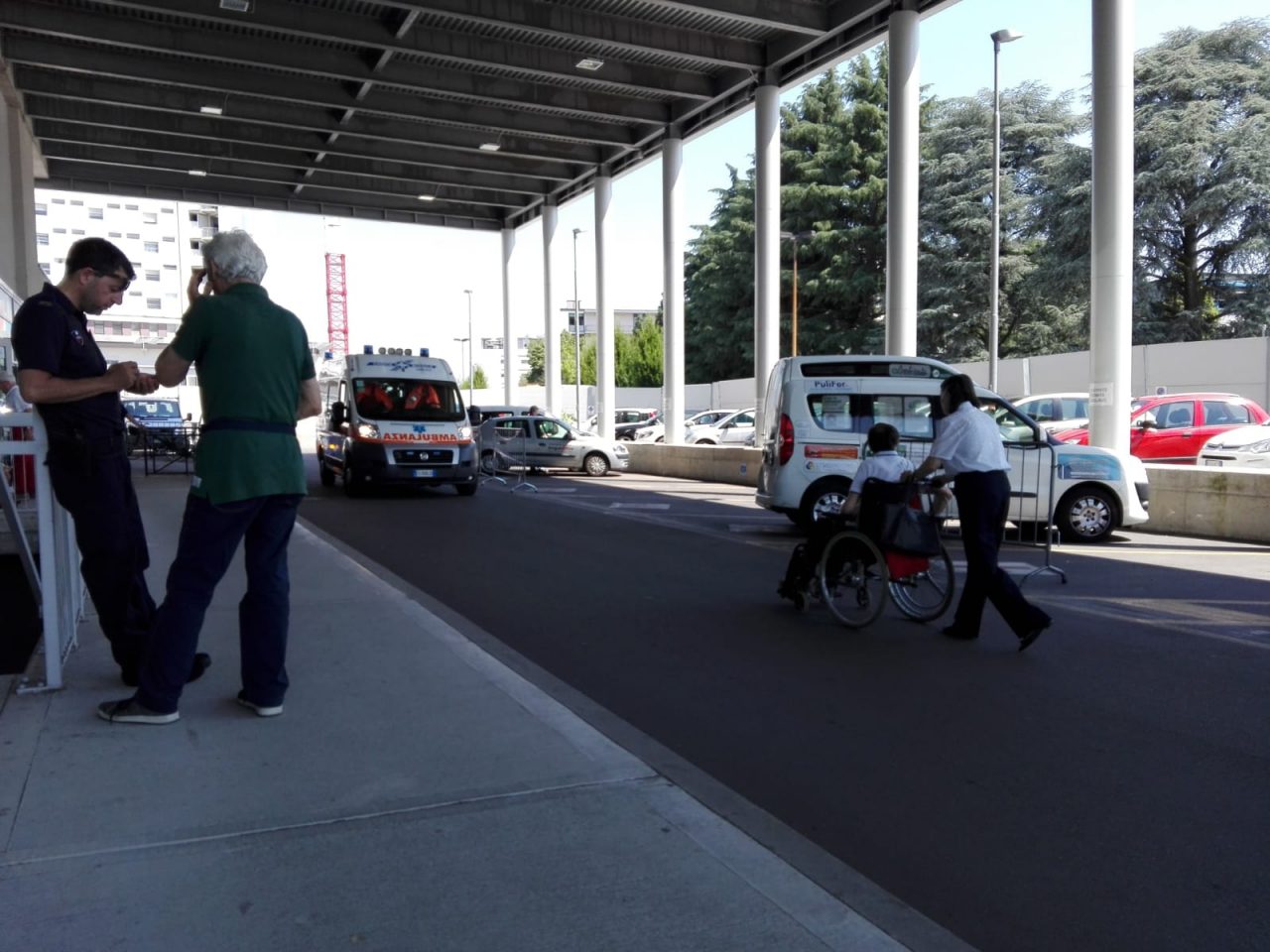 Va in ospedale per la chemio, aggredita dal parcheggiatore