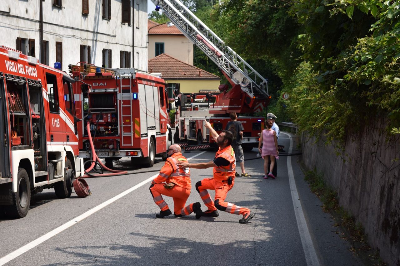 Incendio ad Albiate: due persone in ospedale FOTO