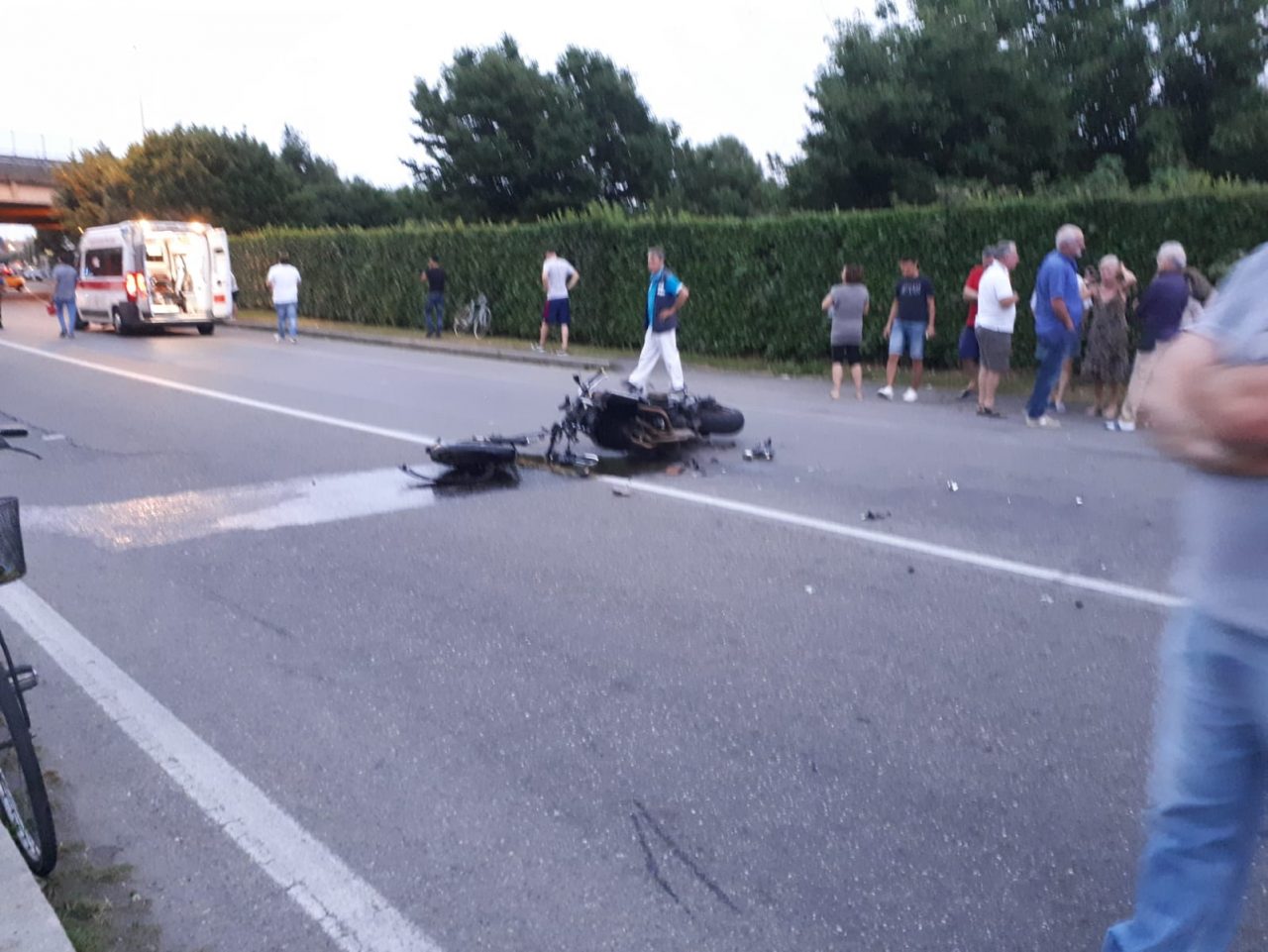 Incidente a Cesano: ancora critiche le condizioni del motociclista